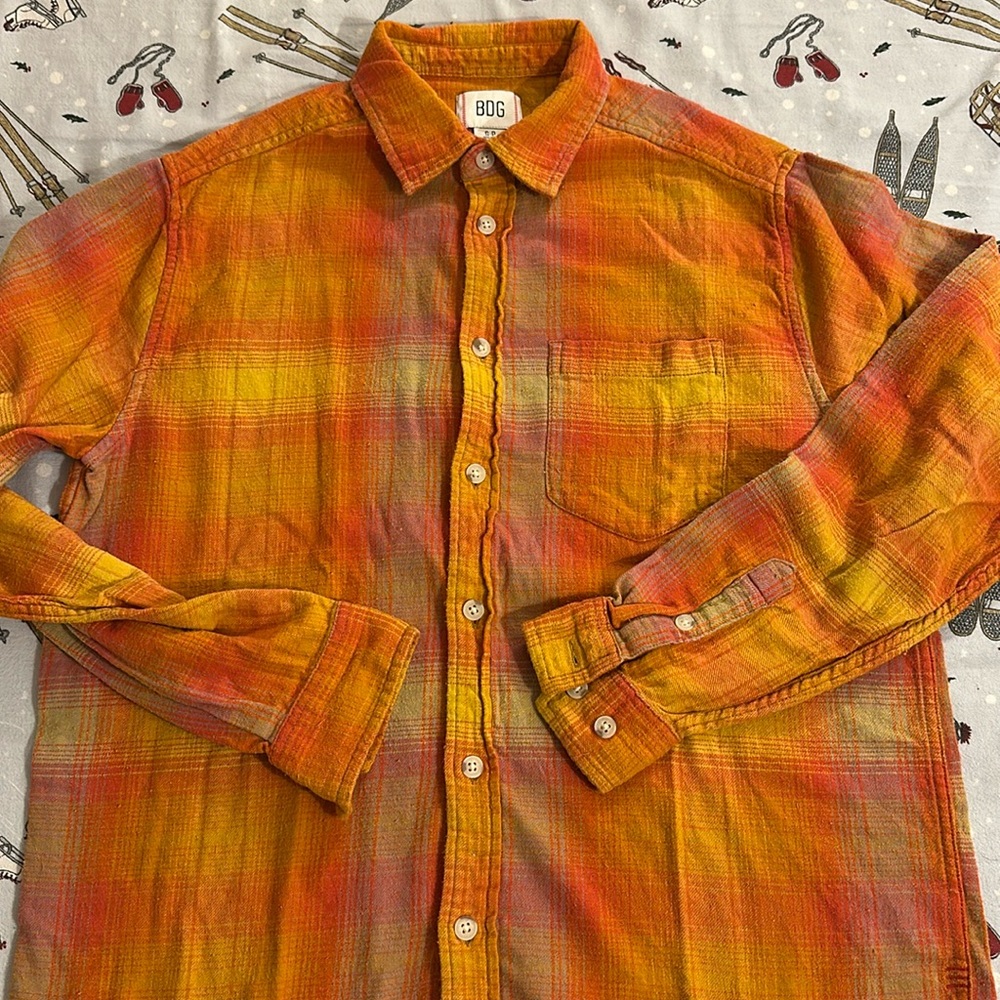 Beautiful orange vintage flannel men’s small size.